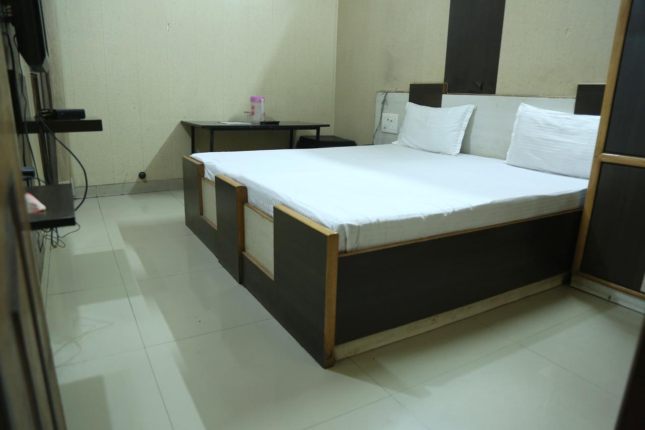 Malik Residency Hotel Hisar Exterior photo